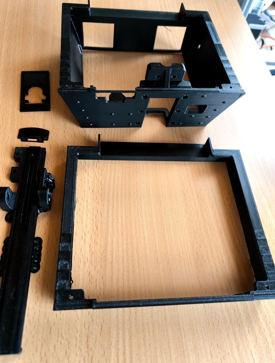 3D-gedrucktes Gehäuse/Chassis mit präzisem Bohrbild – funktionales Maschinenbauteil