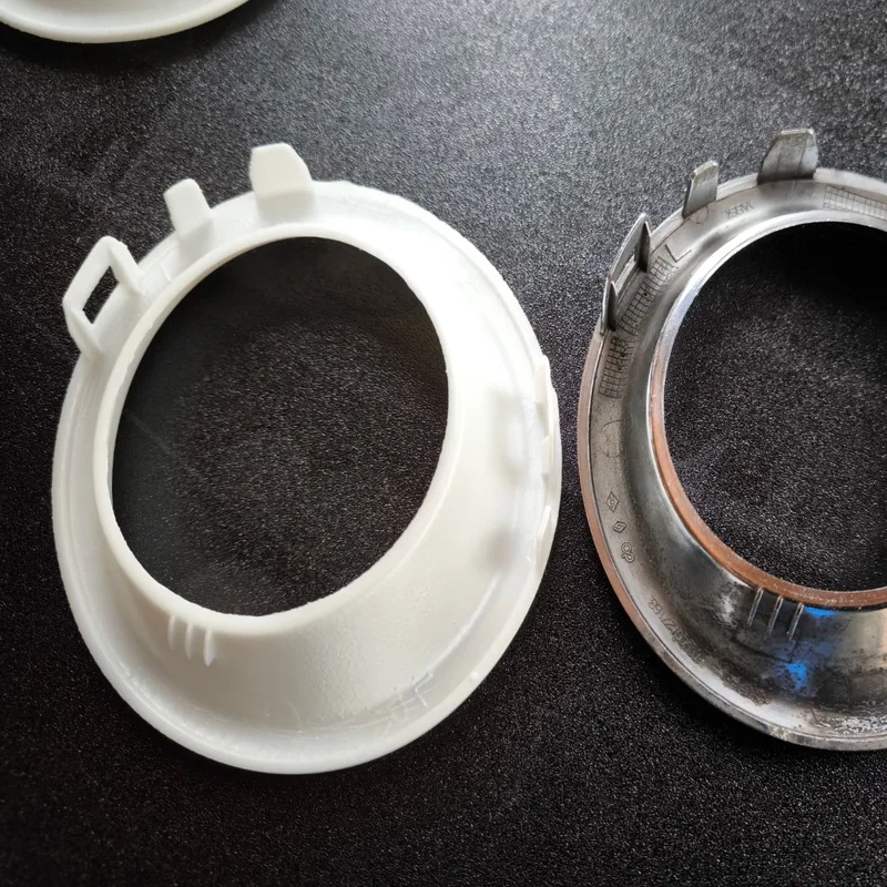 Lautsprecher-Adapterring als 3D-Druck-Replikat direkt neben dem verchromten Originalteil – Reverse Engineering