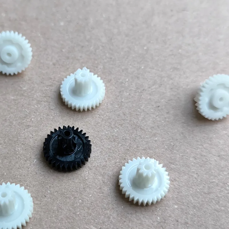 Kunststoff-Zahnräder als Ersatzteil-Set – verschiedene Module in Weiß und Schwarz aus dem 3D-Drucker