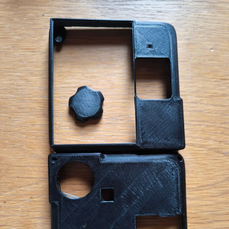 Maßgefertigtes Action-Cam-Gehäuse aus 3D-Druck mit präzisen Aussparungen für Linse, Tasten und Anschlüsse
