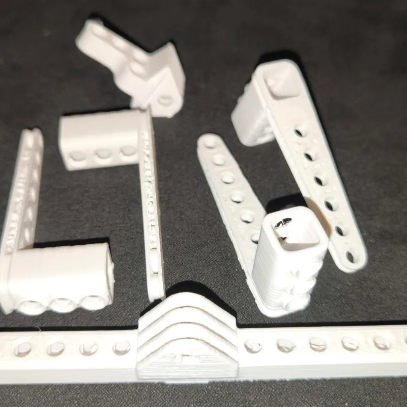 3D-gedruckte Halterungen und Streben mit Bohrmuster für individuelle Konstruktionen