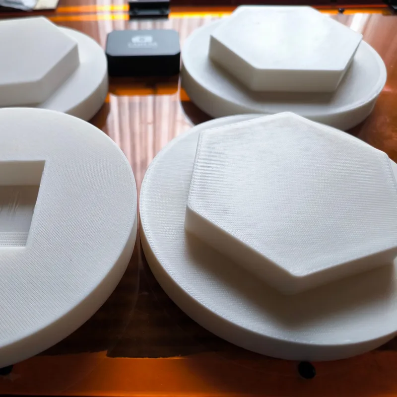Weiße 3D-gedruckte Vorrichtungen und Formeinsätze mit Hex- und Vierkant-Aufnahme für die Fertigung